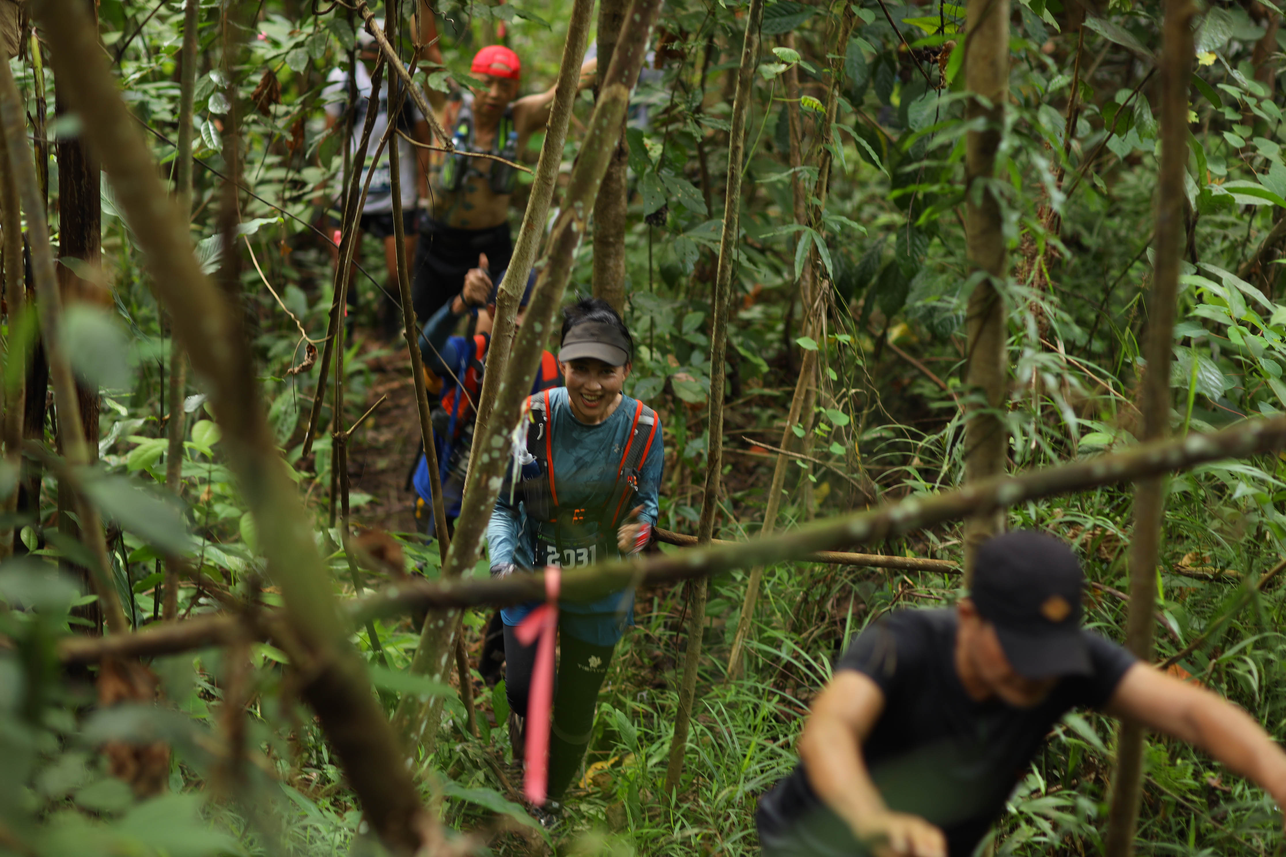 Peserta Borneo Ekstreme Trail 2022 saat melewati jalur lintasan hutan Kalimantan yang rapat dan dipenuhi kabel-kabel alam.